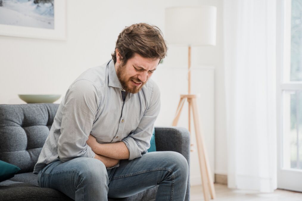 Un homme présente des symptômes de prostatite
