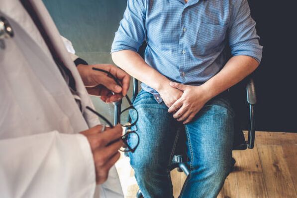 un homme présentant des symptômes de prostatite lors d'une visite chez le médecin