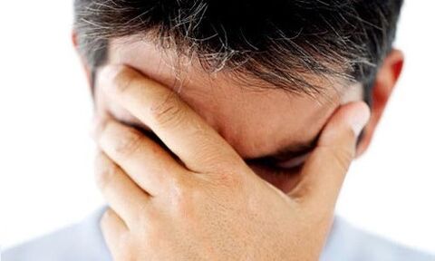 un homme pense à guérir la prostatite